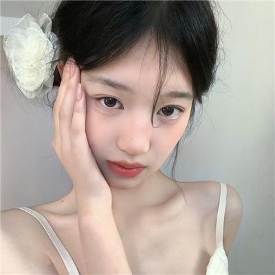 给小酒馆女子喝高杯酒